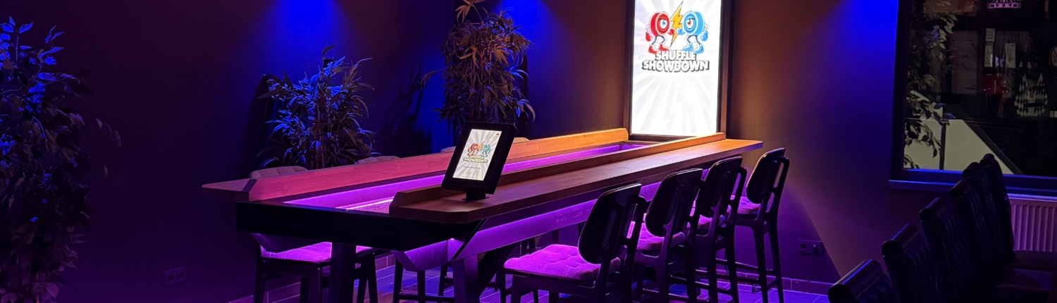 Das Shuffleboard Hannover bei Kart-o-Mania Hannover am Abend Modernes Shuffleboard Hannover mit lila Beleuchtung